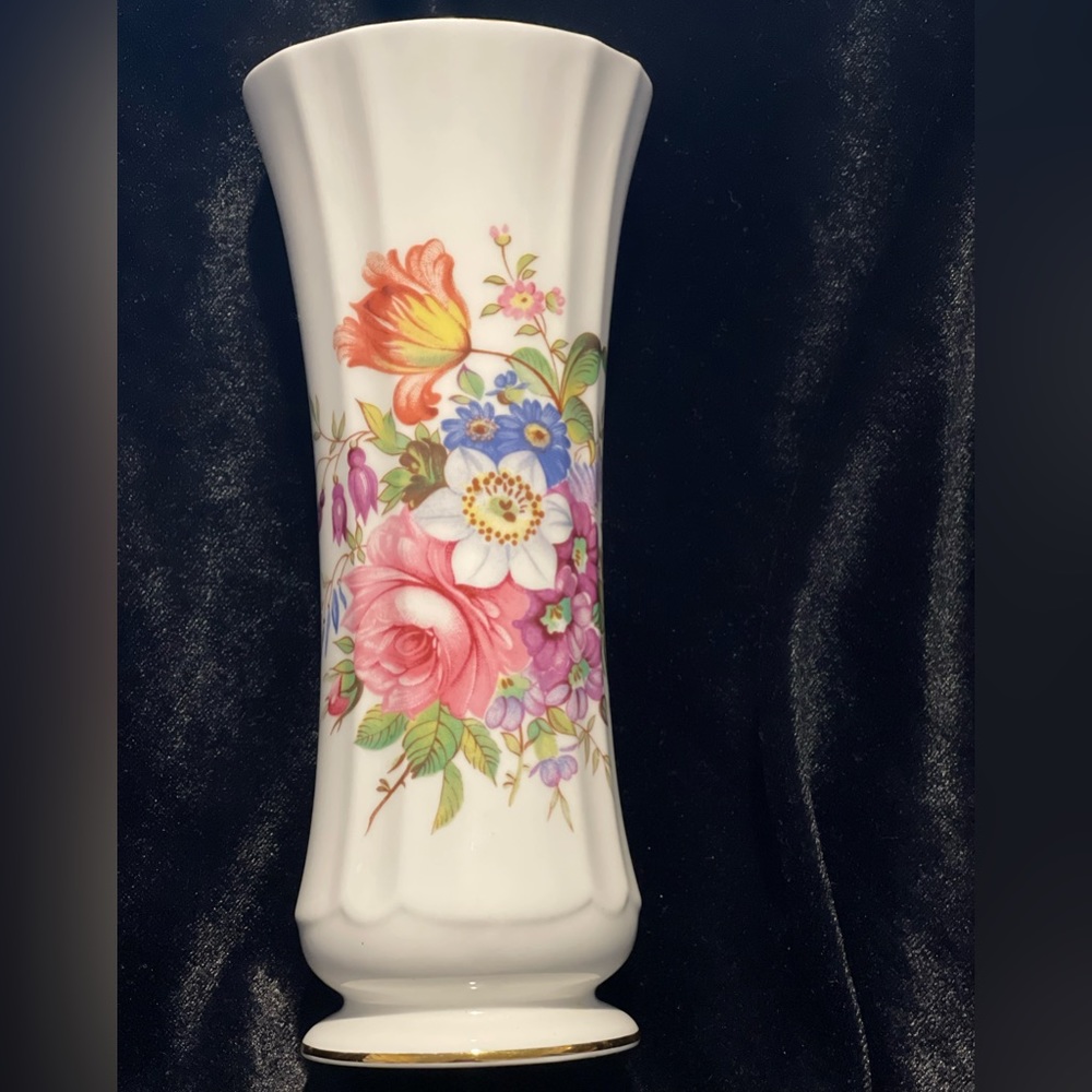 NWOT Aynsley Porcelain Vase Fine Bone China